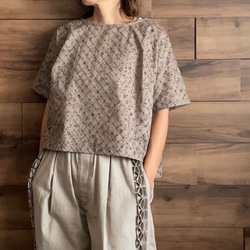 【綿レースブラウス】エアリーなクロップド丈⭐︎ギャザーの入ったTシャツブラウス 2枚目の画像