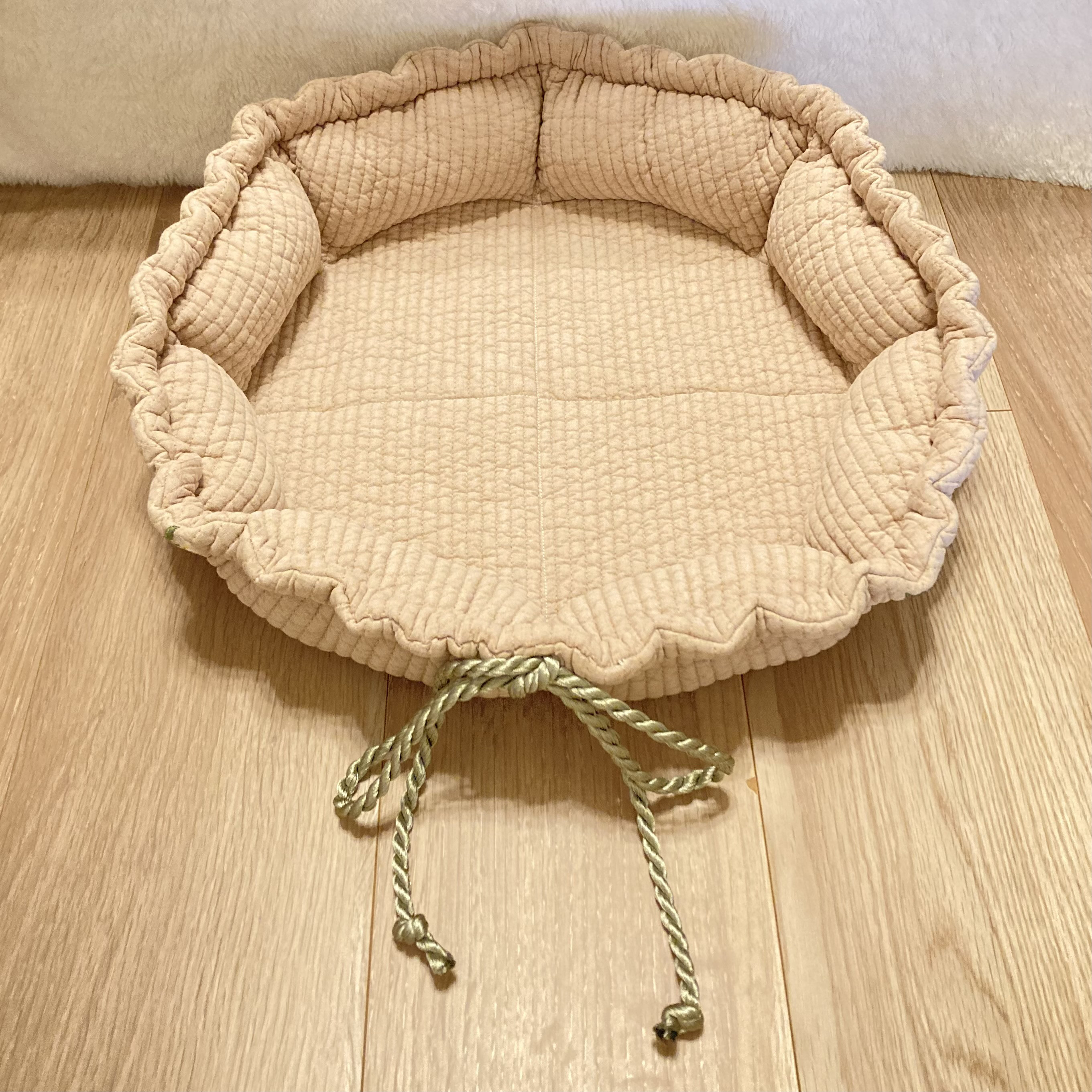 花刺繍入りヌビキルトペットベッド＊ベージュ