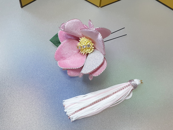成人式 ちょい足し髪飾り 椿 ピンク シルバー 振袖 二十歳 水引 ツバキ 和 和装 結婚式 ベルベット花 ウェディング 3枚目の画像