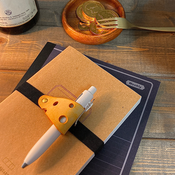 【ブックバンド】チーズみたいな　ペンホルダー　手帳バンド　ペン挿し　バンドペンホルダー　 1枚目の画像