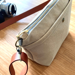 帆布富士金梅ベージュの2wayサコッシュL 2枚目の画像
