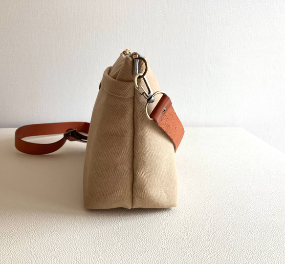 帆布富士金梅ベージュの2wayサコッシュL 4枚目の画像