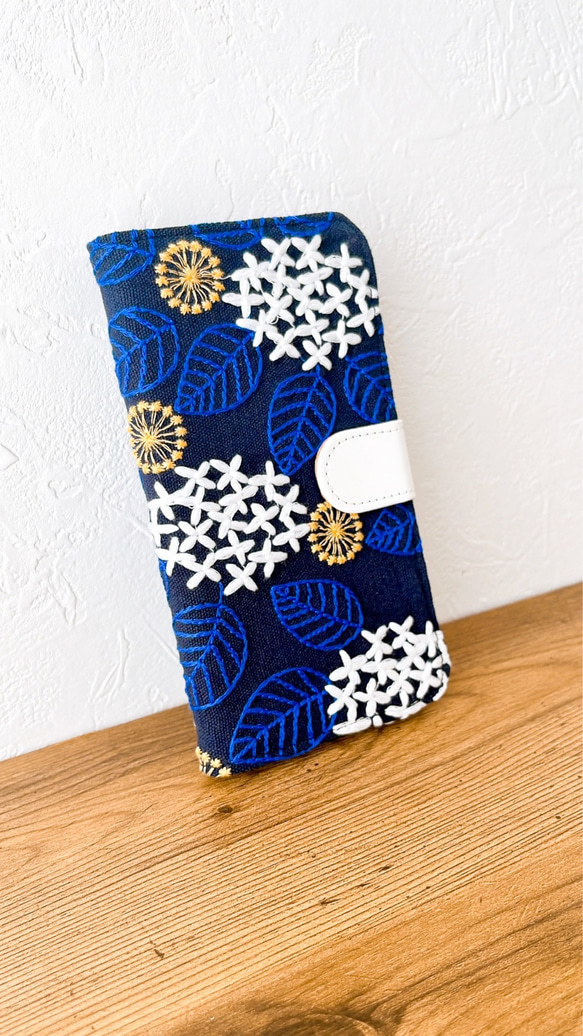 手帳型　ふっくら刺繍の白い紫陽花　アナベル　 iPhoneケース 3枚目の画像