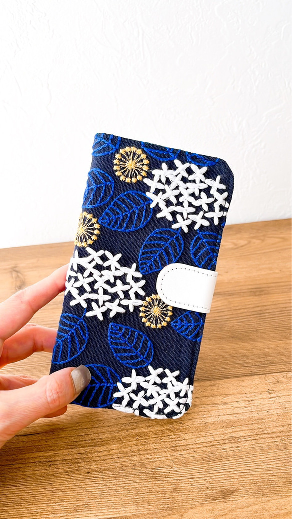 手帳型　ふっくら刺繍の白い紫陽花　アナベル　 iPhoneケース 2枚目の画像