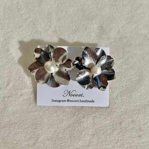 マットシルバーフラワー 花びらパール ピアス イヤリング 結婚式