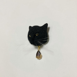 羊毛フェルト 猫ミニブローチ 黒猫 金眼 2枚目の画像