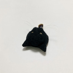 羊毛フェルト 猫ミニブローチ 黒猫 金眼 4枚目の画像