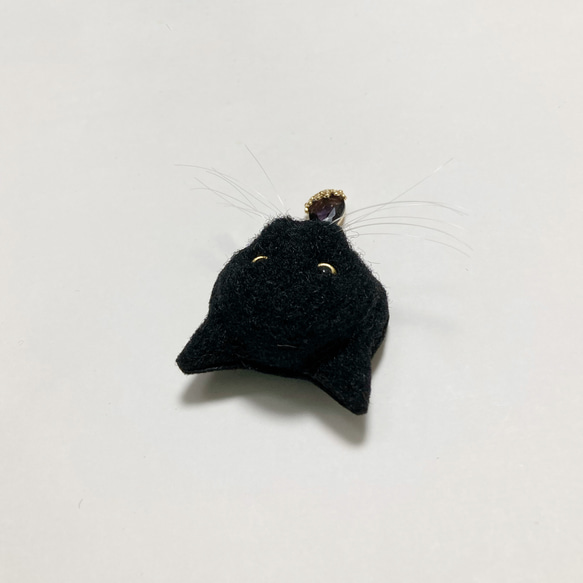 羊毛フェルト 猫ミニブローチ 黒猫 金眼 4枚目の画像