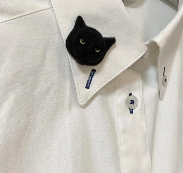 羊毛フェルト 猫ミニブローチ 黒猫 金眼 6枚目の画像