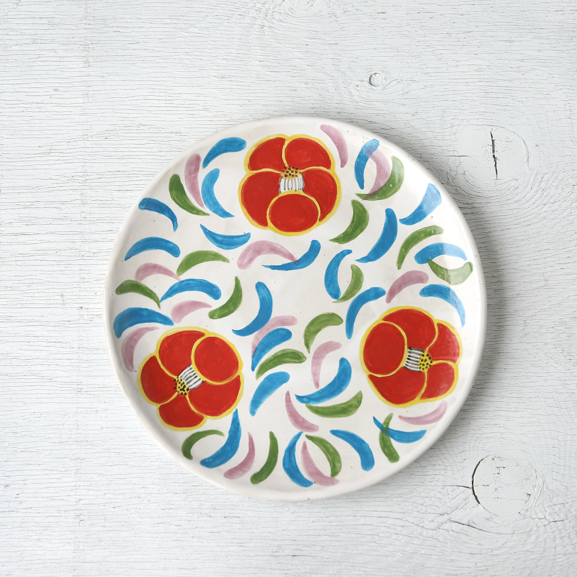 水面に浮かぶ赤い椿花の色絵平皿（大）