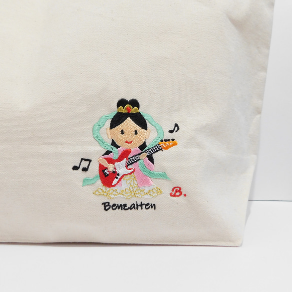 七福神　ベースを奏でる弁財天の刺繍入りキャンバストートバッグ 2枚目の画像