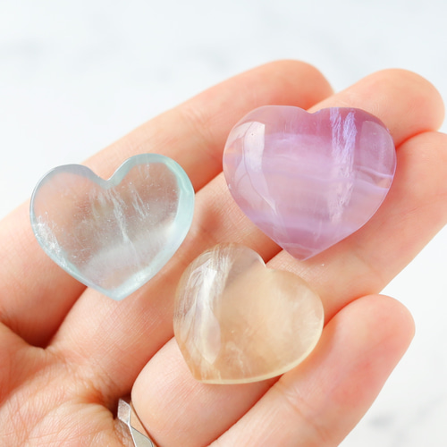 ハートフローライト1つ 小さめ 鉱物 天然石 お守り 恋愛 蛍石