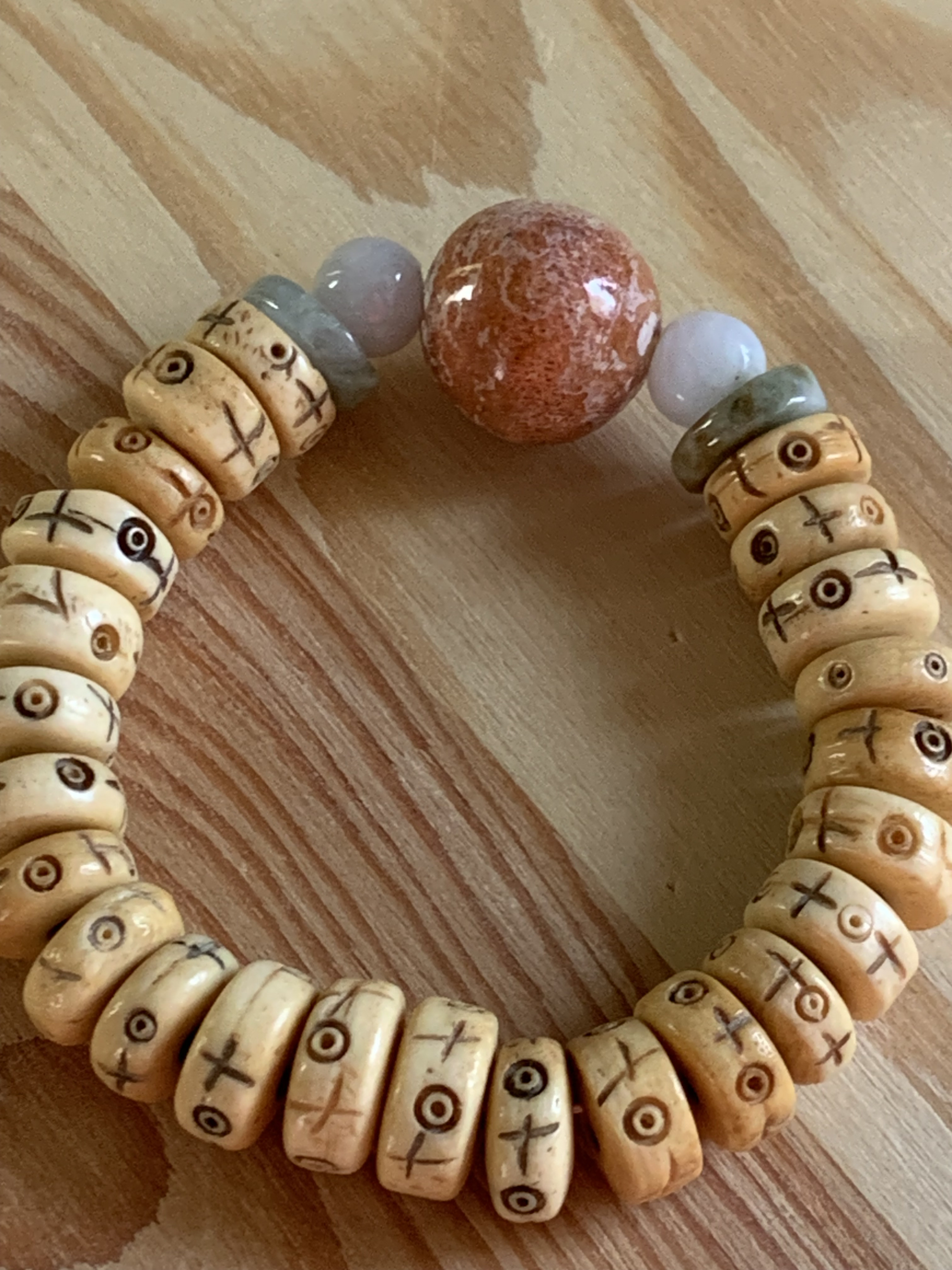 ビンテージ珊瑚珠とミャンマー翡翠、ヤク牛骨珠のブレスレット