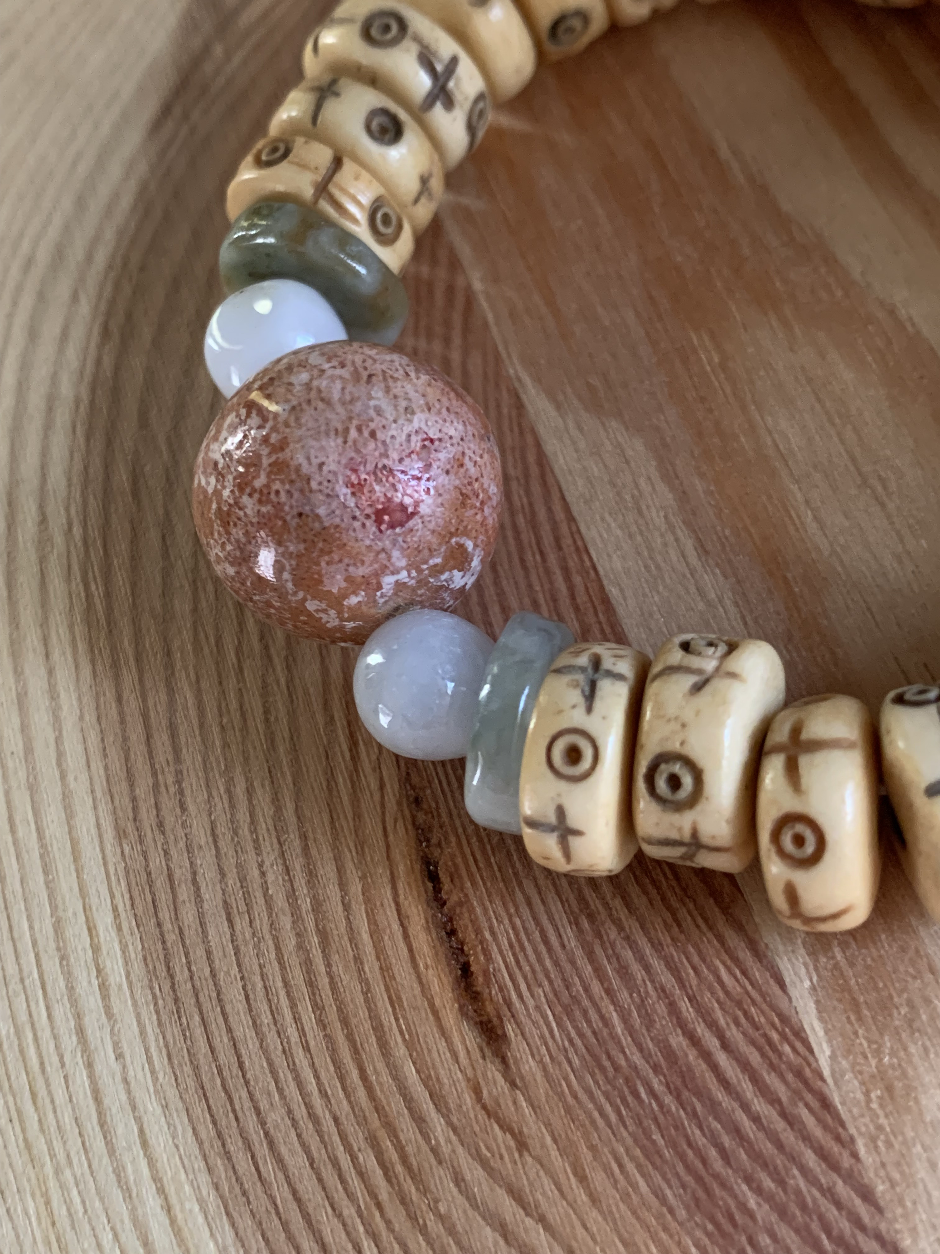 ビンテージ珊瑚珠とミャンマー翡翠、ヤク牛骨珠のブレスレット