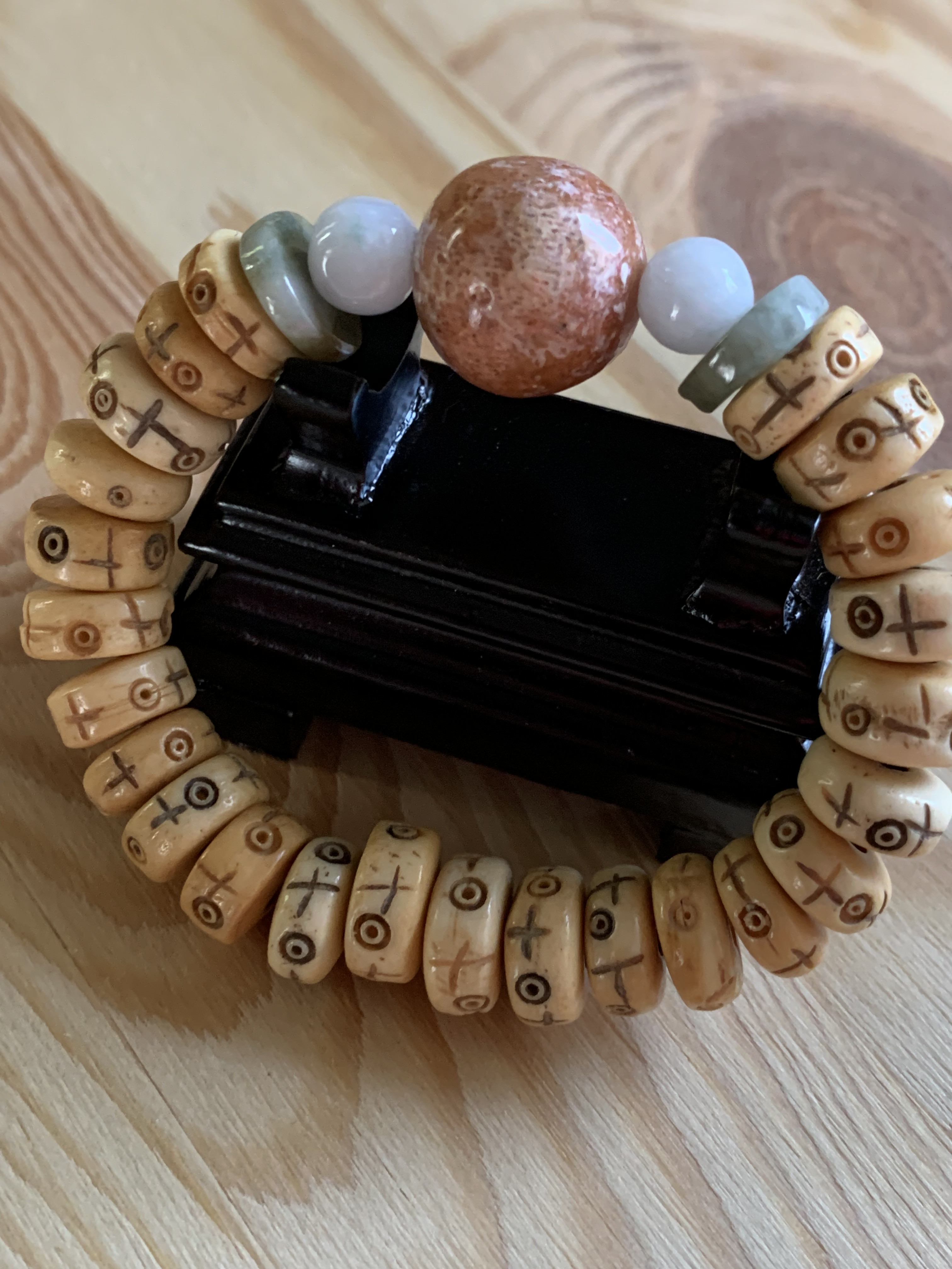 ビンテージ珊瑚珠とミャンマー翡翠、ヤク牛骨珠のブレスレット