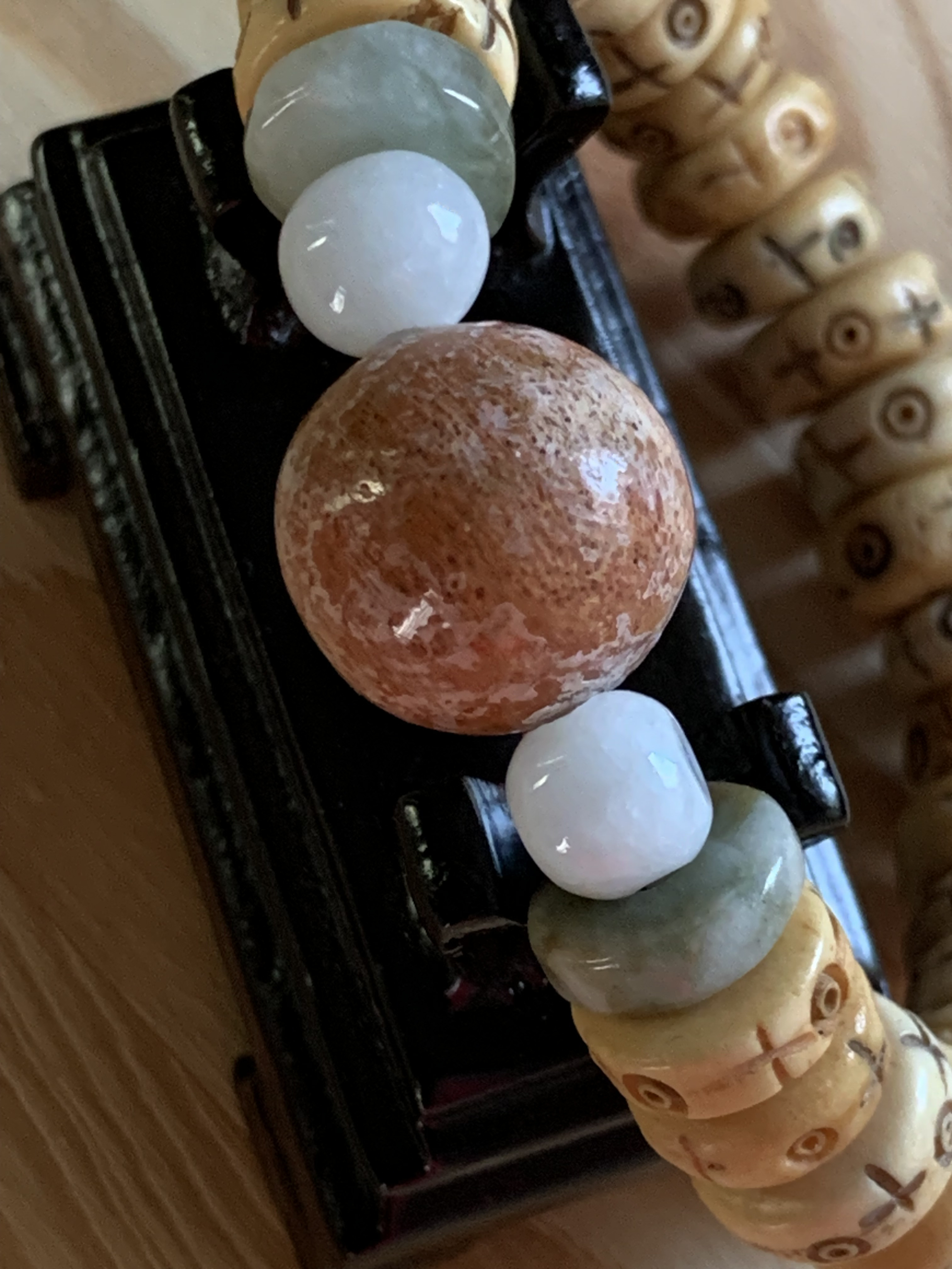 ビンテージ珊瑚珠とミャンマー翡翠、ヤク牛骨珠のブレスレット