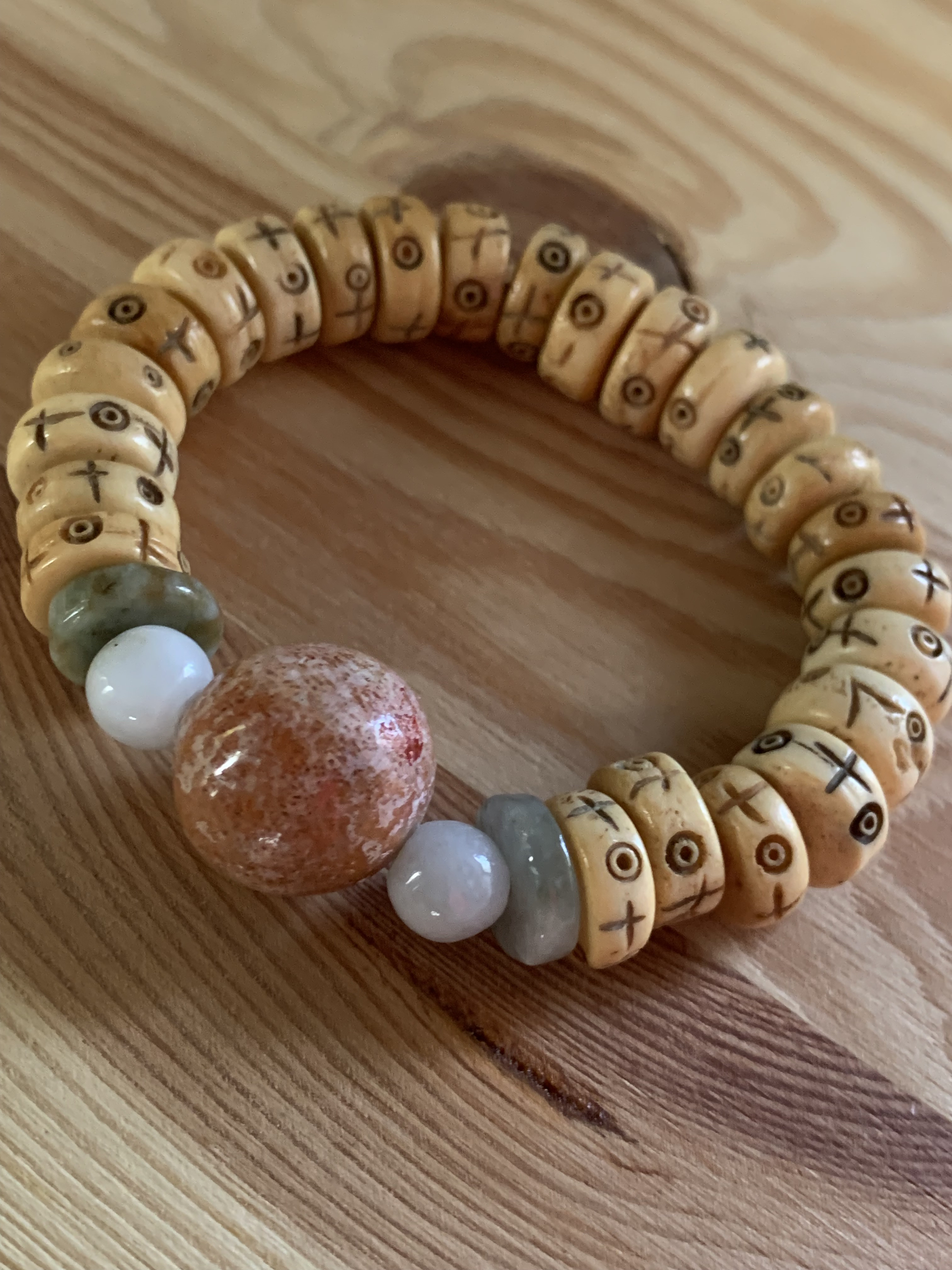 ビンテージ珊瑚珠とミャンマー翡翠、ヤク牛骨珠のブレスレット