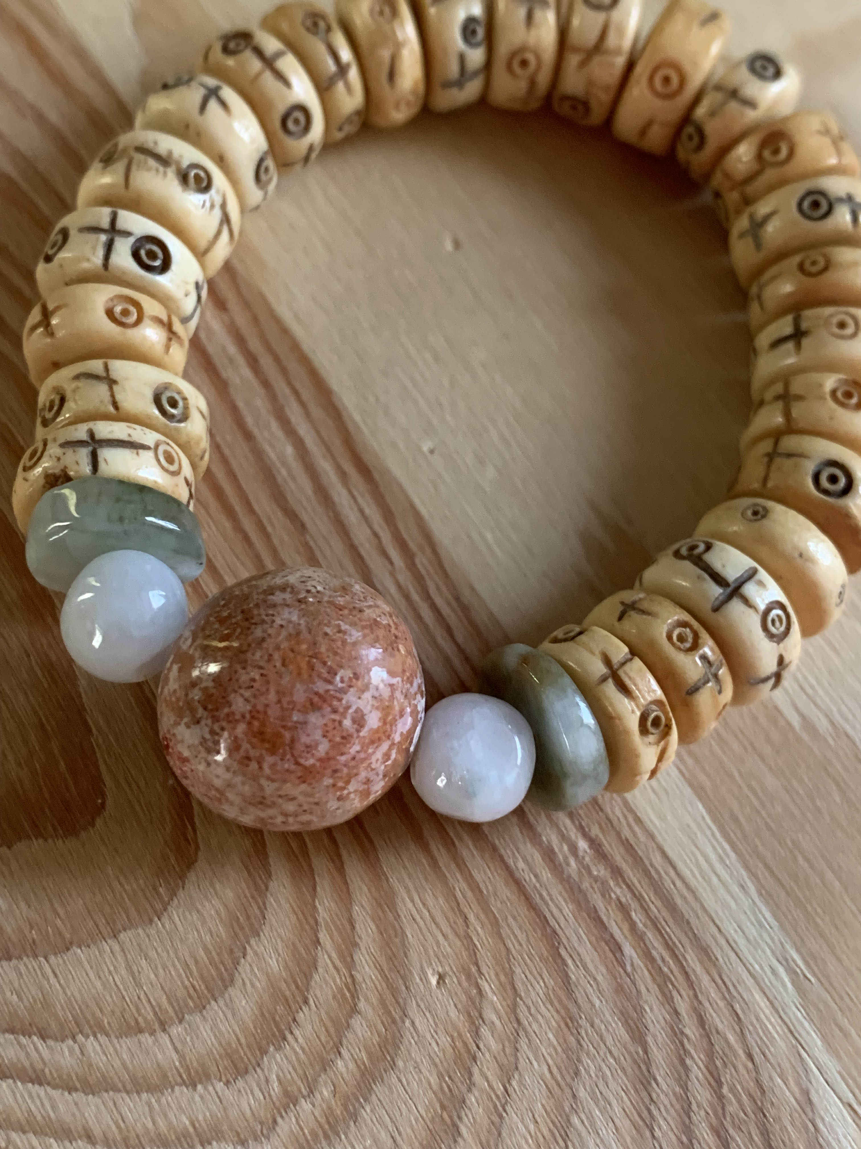 ビンテージ珊瑚珠とミャンマー翡翠、ヤク牛骨珠のブレスレット