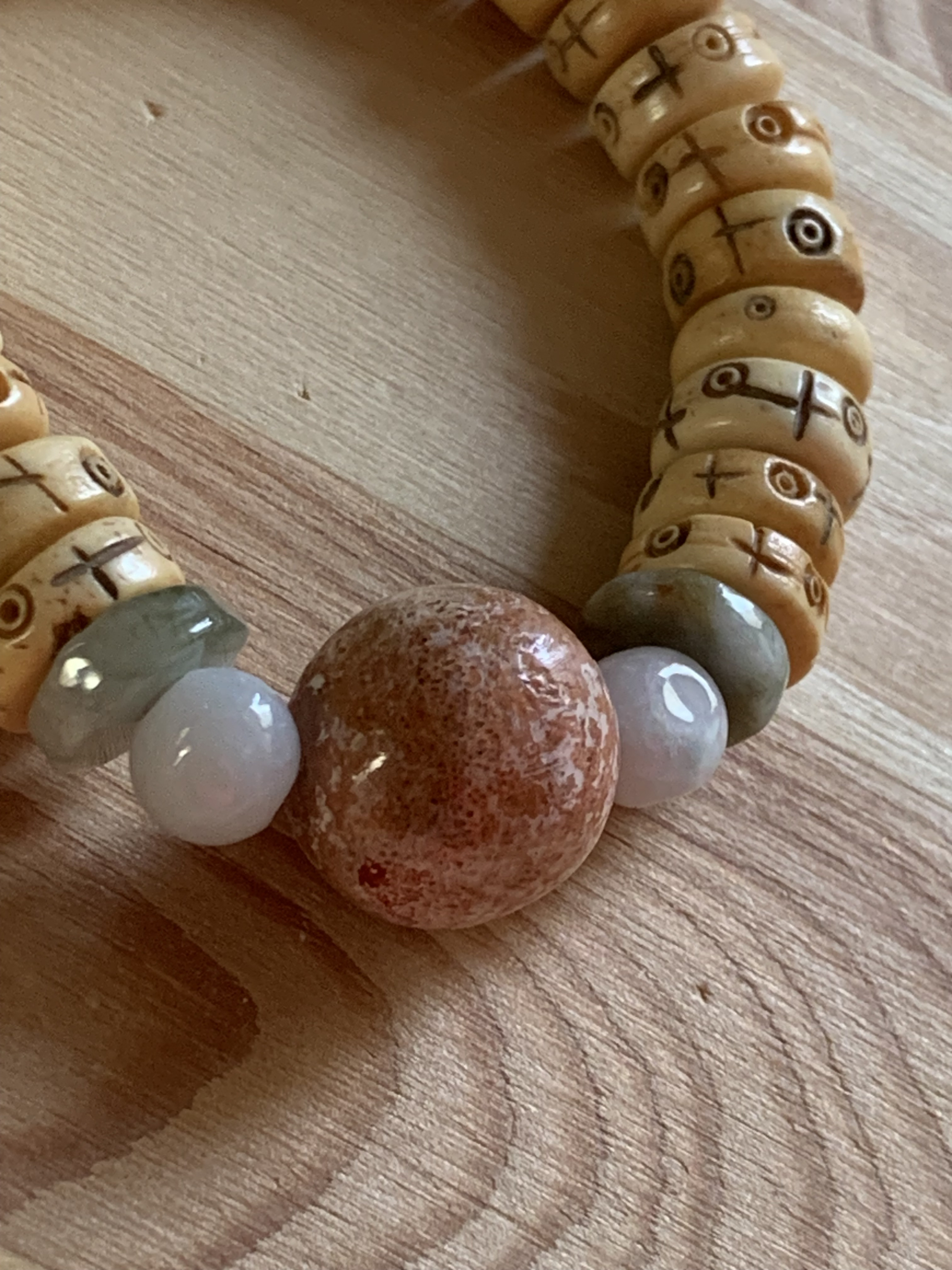 ビンテージ珊瑚珠とミャンマー翡翠、ヤク牛骨珠のブレスレット