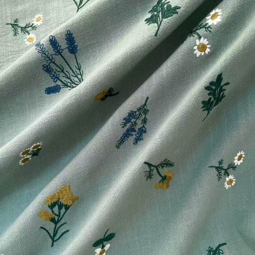 s8-m▽リネン刺繡生地▽フラワー 北欧調 薄手 ライトブルー 花柄