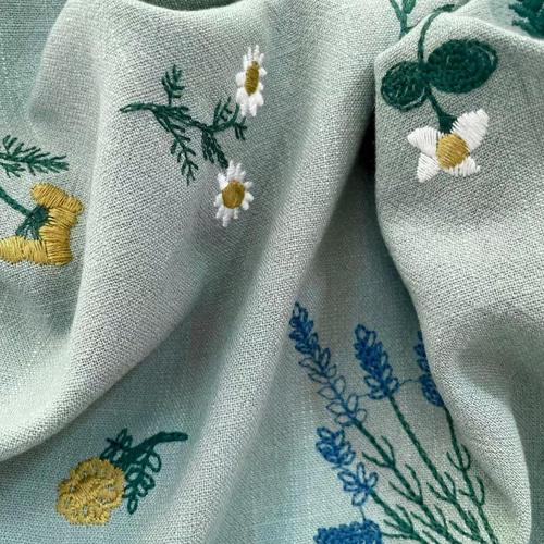 s8-m▽リネン刺繡生地▽フラワー 北欧調 薄手 ライトブルー 花柄