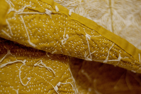 女性用植物染め刺繍トップス、オーガニックピュアコットン手刺繍トップス、手織りワイドバージョン刺身刺繍 - ダイヤモンド糸刺身刺繍 9枚目の画像