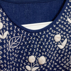 レディース 藍染め 草木染め 刺繍トップス オーガニック純綿 手刺繍トップス 手織り 幅広刺子刺繍 - 花 クリスマス 交換ギフ 3枚目の画像