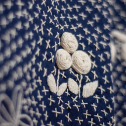 女裝 藍染植物染刺繡上衣 有機純棉手繡上衣 手織布寬版刺子繡-花 聖誕節交換禮物 生日禮物 母親節禮物 情人節禮物 第11張的照片