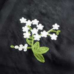 白いお花の刺繍入り ふんわり大判ガーゼストール ブラック 9枚目の画像