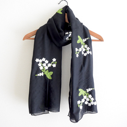 白いお花の刺繍入り ふんわり大判ガーゼストール ブラック ストール