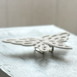 レアなデッドストック素材の純白の蝶の帯留め「パピオン・スノウ」 4枚目の画像