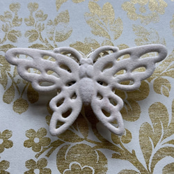 レアなデッドストック素材の純白の蝶の帯留め「パピオン・スノウ」 1枚目の画像