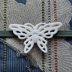 レアなデッドストック素材の純白の蝶の帯留め「パピオン・スノウ」 11枚目の画像