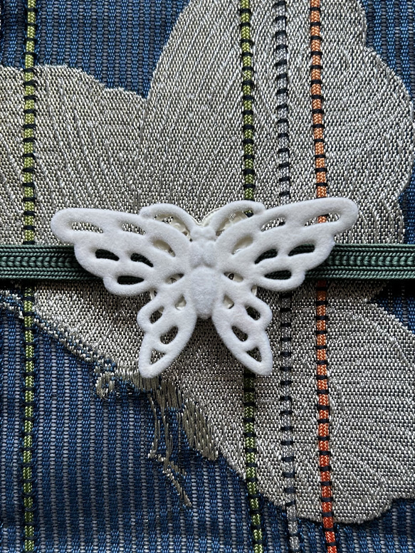レアなデッドストック素材の純白の蝶の帯留め「パピオン・スノウ」 11枚目の画像