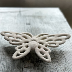 レアなデッドストック素材の純白の蝶の帯留め「パピオン・スノウ」 3枚目の画像