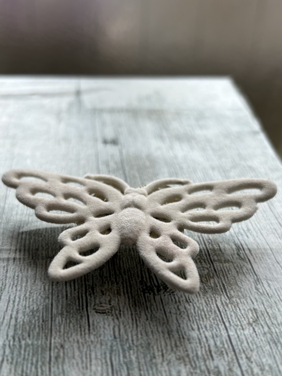レアなデッドストック素材の純白の蝶の帯留め「パピオン・スノウ」 3枚目の画像