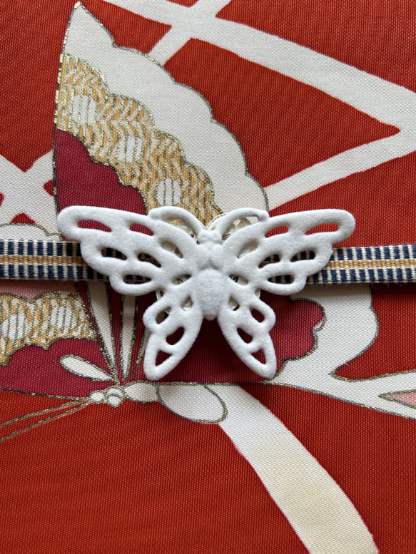 レアなデッドストック素材の純白の蝶の帯留め「パピオン・スノウ」 7枚目の画像