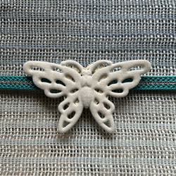 レアなデッドストック素材の純白の蝶の帯留め「パピオン・スノウ」 8枚目の画像