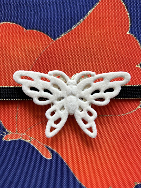 レアなデッドストック素材の純白の蝶の帯留め「パピオン・スノウ」 12枚目の画像