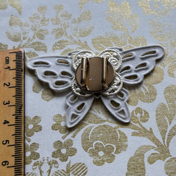 レアなデッドストック素材の純白の蝶の帯留め「パピオン・スノウ」 6枚目の画像