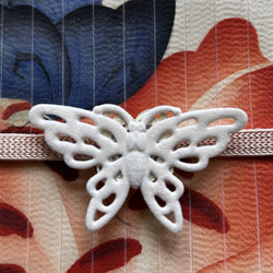 レアなデッドストック素材の純白の蝶の帯留め「パピオン・スノウ」 9枚目の画像