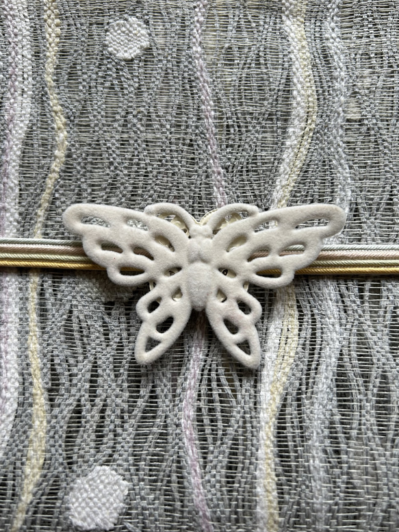 レアなデッドストック素材の純白の蝶の帯留め「パピオン・スノウ」 10枚目の画像