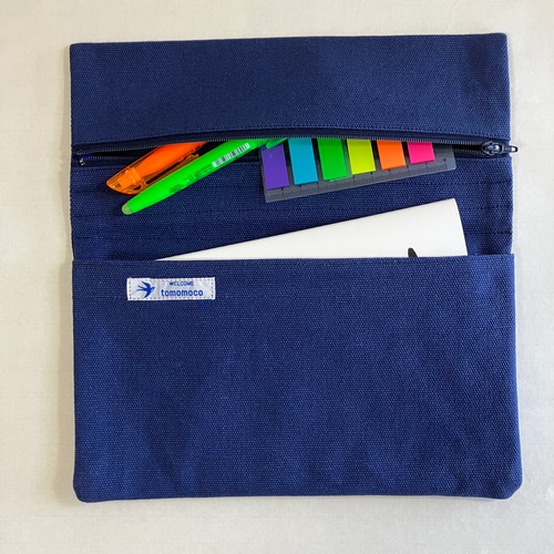帆布で作った平たいポーチ A5サイズ、ほぼ日手帳が入ります