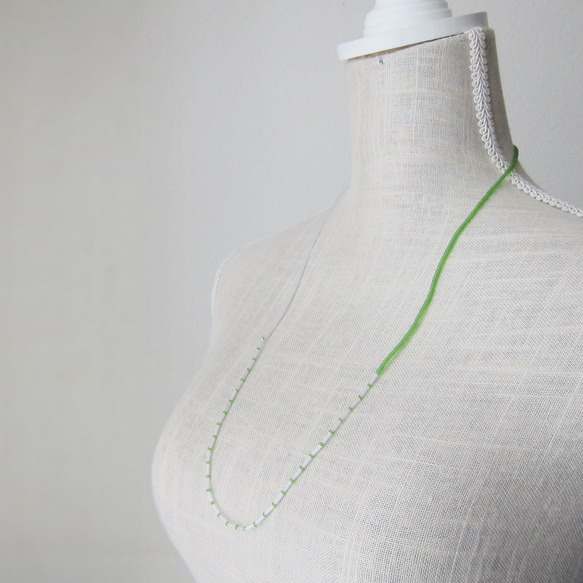 グリーン KABURU 留め具のない かぶるタイプのガラスビーズネックレス 緑 72 3枚目の画像