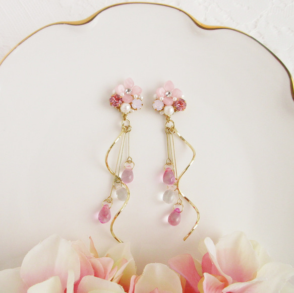 あじさいビジューとウェーブ～Light Pink～ イヤリング ピアス 紫陽花 フラワー ビジュー ひねり 雫 6枚目の画像