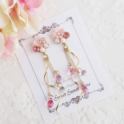 あじさいビジューとウェーブ～Light Pink～ イヤリング ピアス 紫陽花 フラワー ビジュー ひねり 雫 1枚目の画像