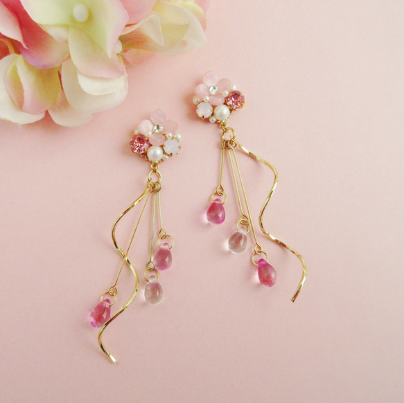 あじさいビジューとウェーブ～Light Pink～ イヤリング ピアス 紫陽花 フラワー ビジュー ひねり 雫 2枚目の画像