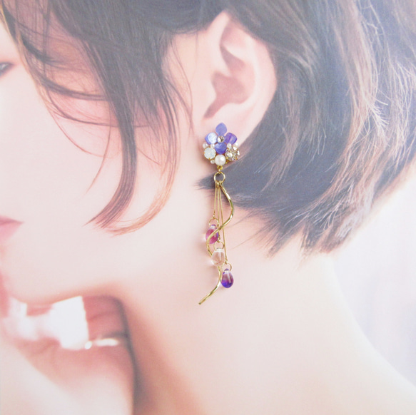 【再販】あじさいビジューとウェーブ～Purple～ イヤリング ピアス 紫陽花 花 ビジュー ひねり 雫 3枚目の画像
