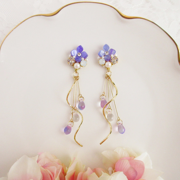 【再販】あじさいビジューとウェーブ～Purple～ イヤリング ピアス 紫陽花 花 ビジュー ひねり 雫 7枚目の画像
