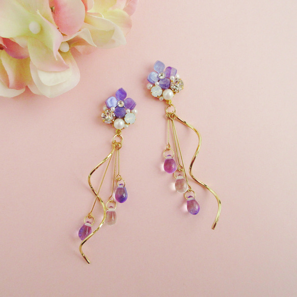 【再販】あじさいビジューとウェーブ～Purple～ イヤリング ピアス 紫陽花 花 ビジュー ひねり 雫 2枚目の画像